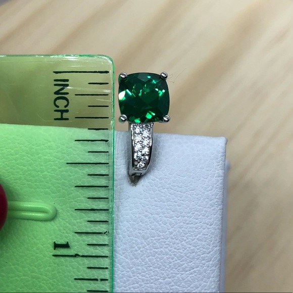 🌟 Emerald Silver Earrings - Picture 6 of 7